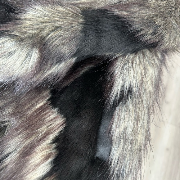 ⭐️SOLD⭐️ Faux Fur Via Spiga 3/4 sleeve coat size extra small - Picture 7 of 8